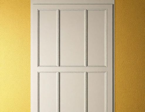 Weiße Tür mit vertikalen Paneelen vor gelbem Hintergrund.