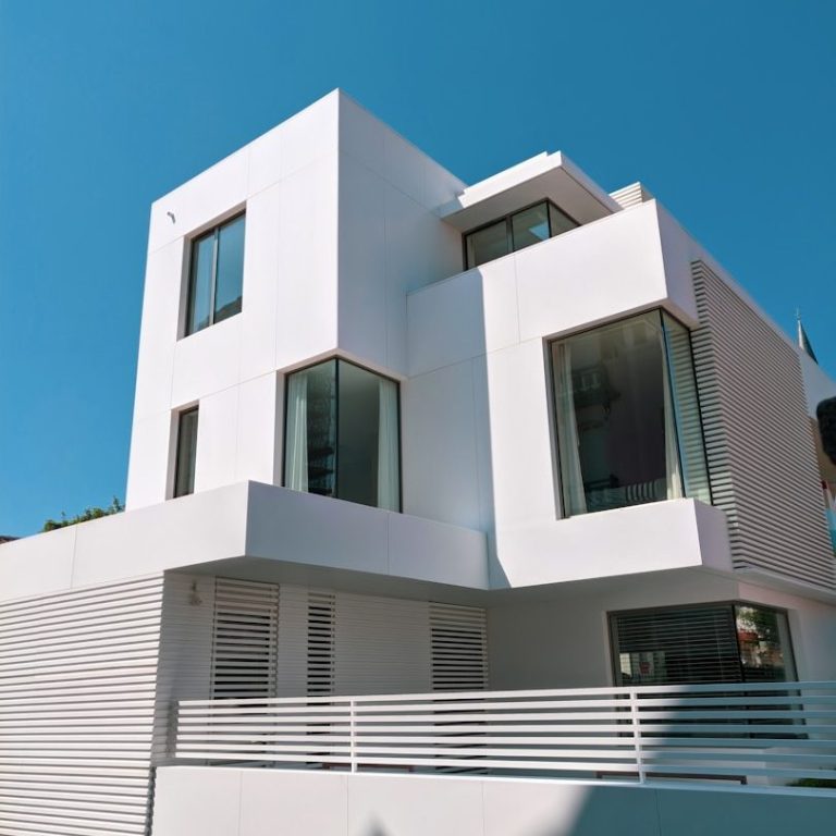 Moderne weiß gestrichene Villa  in Wattenscheid mit großen lackierten Fenstern und horizontalen Lamellen.